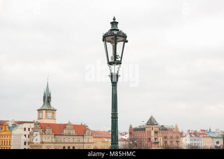 Le pont Charles à Prague en République tchèque. Ancienne architecture européenne. Lanterne sur le pont. Banque D'Images