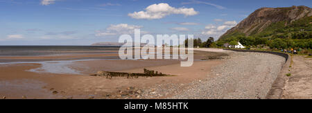 Vue panoramique de Llanfairfechan Beach sur la côte nord du Pays de Galles lors d'une journée ensoleillée Banque D'Images