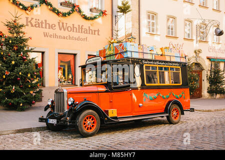 Rothenburg ob der Tauber, 30 Décembre 2017 : décorées dans un style Noël voiture à côté d'un magasin de jouets. Kathe Wohlfahrt, décorations de Noël et des jouets sho Banque D'Images