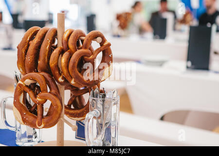 Célébration de la célèbre Oktoberfest fête de la bière allemande. Bretzels traditionnel appelé Brezel accrocher sur la position sur la table. L'attente pour les visiteurs, c Banque D'Images