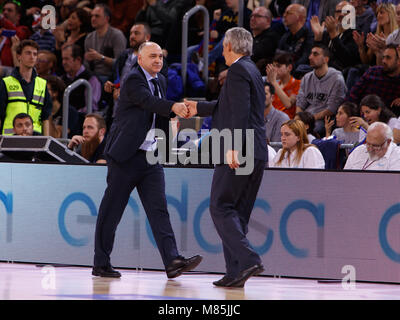 Barcelone, Espagne - 11 mars : Pablo Laso entraîneur du Real Madrid avec Svetislav Pesic entraîneur du FC Barcelone durant l'Endesa Lassa 2017-2018 ligue ACB Banque D'Images