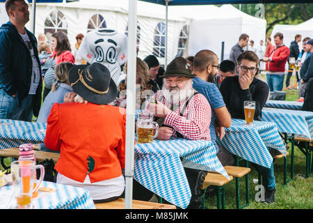 Prague, le 23 septembre 2017 : Célébration de la traditionnelle fête de la bière Oktoberfest allemand appelé en République tchèque. Les personnes communiquent avec chaque ot Banque D'Images