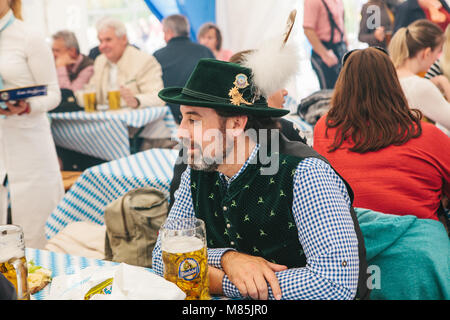 Prague, le 23 septembre 2017 : Célébration de la traditionnelle fête de la bière Oktoberfest allemand en République tchèque. Les gens communiquent les uns avec les autres et Banque D'Images