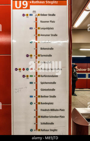 U-Bahn Berlin métro ligne U9 - Schéma de l'itinéraire rouge sur le mur carrelé à station Osloer Strasse Banque D'Images