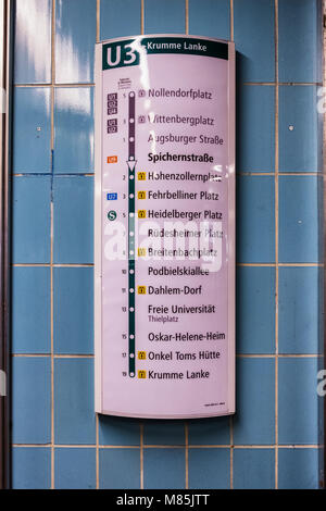 Spichernstraße U-Bahn ligne U3 - Schéma de l'itinéraire bleu sur mur carrelé. Ligne de chemin de fer de 3U à Nollendorfplatz Krumme Lanke Banque D'Images