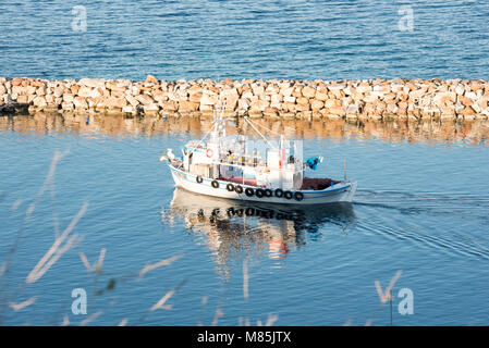 Petit moteur traditionnel en bois bateau flottant les eaux calmes dans le port.Grèce Banque D'Images