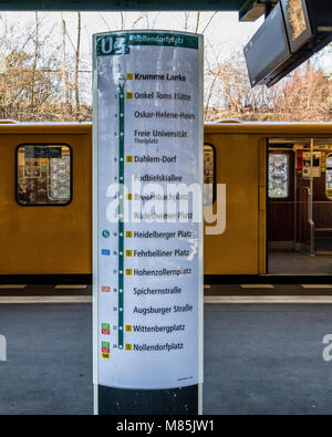 Berlin Zehlendorf. Krumme Lanke U-Bahn (métro, ligne de chemin de fer 3U Schéma de route et train La station a ouvert ses portes en 1929 et est nommé d'après Banque D'Images