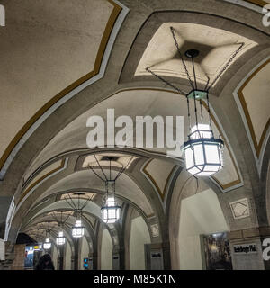 Berlin Wilmersdorf, Heidelberger Platz U-Bahn U3 de la station de métro les piliers de granit a l'intérieur, de l'aine plafond voûte et des photos historiques. T Banque D'Images