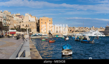 Sliema, Malte - 7 mars 2017 : Senglea avec bord de bateaux et yachts traditionnels de pêche par journée ensoleillée donnant sur les toits de la Valette Banque D'Images