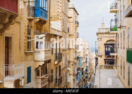 La Valette, Malte. Rue de la vieille ville avec un balcon traditionnel maltais et sur la mer, Ville de La Valette Banque D'Images