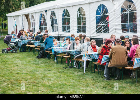 Prague, le 23 septembre 2017 : Célébration de la traditionnelle fête de la bière Oktoberfest allemand appelé en République tchèque. Les personnes communiquent avec chaque ot Banque D'Images