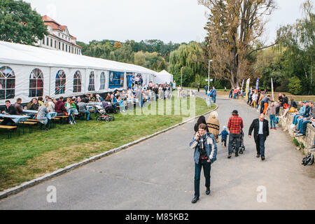 Prague, le 23 septembre 2017 : Célébration de la traditionnelle fête de la bière Oktoberfest allemand appelé en République tchèque. Les personnes communiquent avec chaque ot Banque D'Images