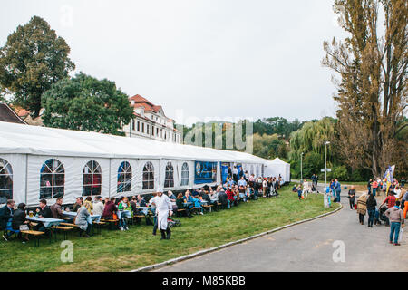 Prague, le 23 septembre 2017 : Célébration de la traditionnelle fête de la bière Oktoberfest allemand appelé en République tchèque. Les personnes communiquent avec chaque ot Banque D'Images