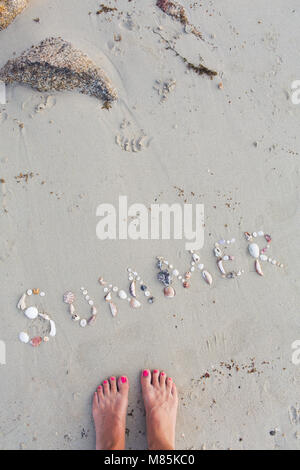 Le mot de l'été, écrit avec des coquillages dans le sable d'une plage à Koh Samui, Thaïlande Banque D'Images