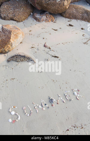 Le mot de l'été, écrit avec des coquillages dans le sable d'une plage à Koh Samui, Thaïlande Banque D'Images