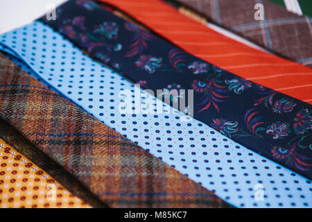 De nombreux liens multicolores dans une rangée. Supplément à l'habillement des hommes d'affaires dans le style. Accessoires pour hommes. Banque D'Images