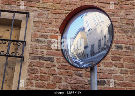 Miroir, Miroir de trafic de type sphérique, en raison de la croix pour l'amélioration de la visibilité Banque D'Images