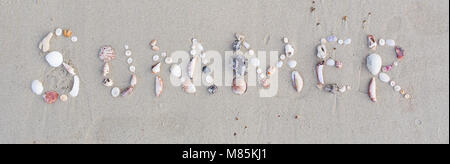 Le mot de l'été, écrit avec des coquillages dans le sable d'une plage à Koh Samui, Thaïlande Banque D'Images