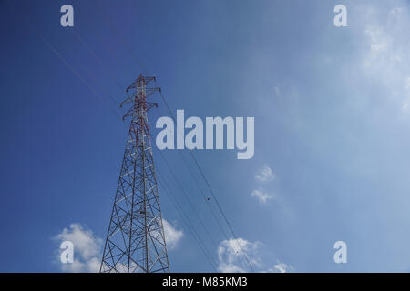 Lignes à haute tension se croisent à un grand poteau métallique dans le Maine contre un ciel bleu. Banque D'Images