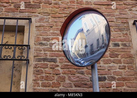 Miroir, Miroir de trafic de type sphérique, en raison de la croix pour l'amélioration de la visibilité Banque D'Images