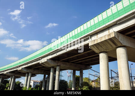 L'autoroute surélevée. La courbe de suspension bridge . highway street Banque D'Images