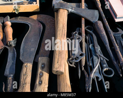 Outils de jardin et clés isolé sur fond noir Banque D'Images