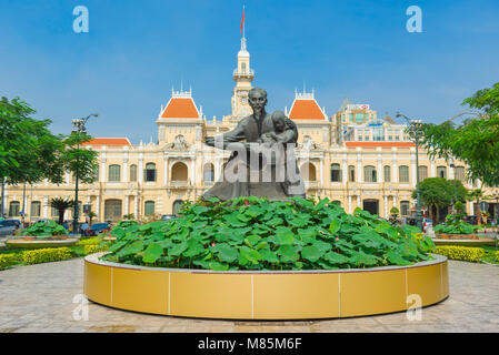 Ho Chi Minh Ville, la statue de Ho Chi Minh située en face de l'hôtel phare de l'ère coloniale de ville dans le centre de Ho Chi Minh Ville, Saigon, Vietnam. Banque D'Images