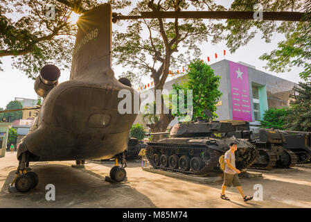 Musée Des Restes de guerre Vietnam, vue sur les équipements militaires américains jetés en exposition à l'extérieur du Musée Des Restes de guerre à Ho Chi Minh Ville, HCMC. Banque D'Images