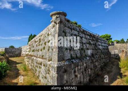 Point de vue de l'enceinte et la forteresse vénitienne ('Kaštel Pula') de Pula, Istrie, Croatie Banque D'Images