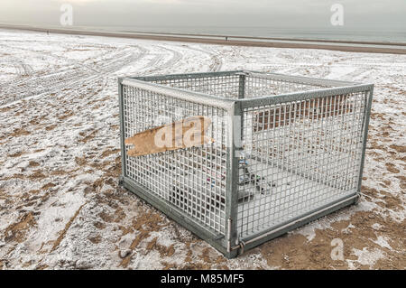 Grand carré poubelle sur la plage à l'heure d'hiver Banque D'Images