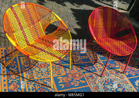 Deux couleurs sur un tapis wicker chair Banque D'Images