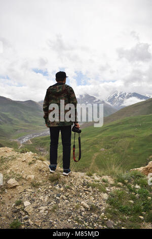 Jeune homme en prenant une photo sur le dessus de la montagne, du Caucase Banque D'Images