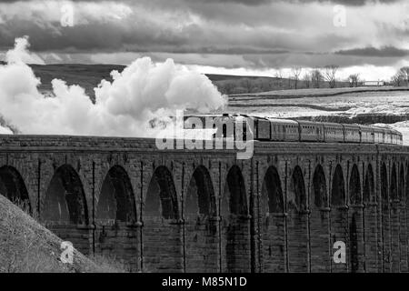 Puffing nuage de vapeur, locomotive emblématique LNER classe A3 60103 Flying Scotsman, voyage au-dessus des voûtes de Ribblehead viaduc - North Yorkshire, Angleterre, Royaume-Uni. Banque D'Images