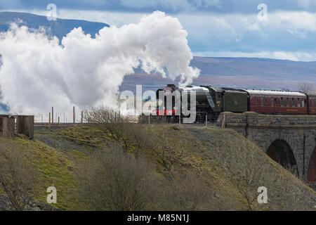 Puffing nuage de vapeur, locomotive emblématique LNER classe A3 60103 Flying Scotsman, voyage au-dessus des voûtes de Ribblehead viaduc - North Yorkshire, Angleterre, Royaume-Uni. Banque D'Images