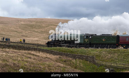 Soufflant de la vapeur, de l'emblématique locomotive classe A3 60103 LNER Flying Scotsman voyages passé par rail fans - Viaduc Ribblehead, North Yorkshire, Angleterre, Royaume-Uni. Banque D'Images