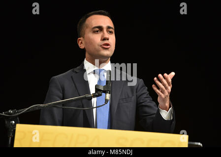 Luigi Di Maio, le chef de la circulation de cinq étoiles (M5S) et candidat au poste de Premier Ministre, présente son programme électoral en vue de la prochaine élection générale à une convention au théâtre Sannazzaro à Naples, en Italie. Avec : Luigi Di Maio Où : Naples, Campanie, Italie Quand : 12 Feb 2018 Credit : IPA/WENN.com **Uniquement disponible pour publication au Royaume-Uni, USA, Allemagne, Autriche, Suisse** Banque D'Images