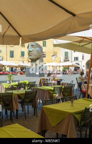 Piazza del Anfiteatro à Lucca, Italie. Banque D'Images