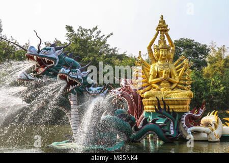 Fontaines dragon sur le lac en ville ancienne près de Bangkok Banque D'Images