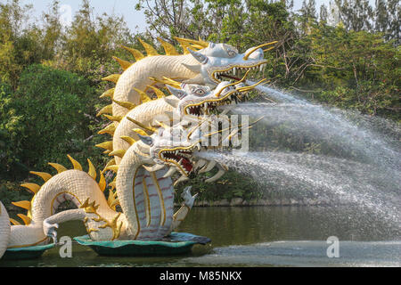 Fontaines dragon sur le lac en ville ancienne près de Bangkok Banque D'Images