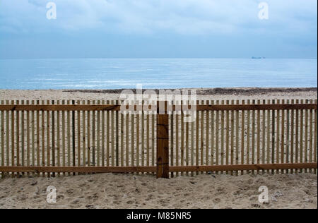 La tranquillité sur la plage d'hiver méditerranéen clôturé à Majorque, îles Baléares, Espagne en février. Banque D'Images