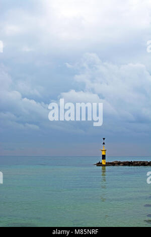 Le phare de la jetée de l'horizon. La tranquillité sur la plage d'hiver méditerranéen à Majorque, îles Baléares, Espagne en février. Banque D'Images