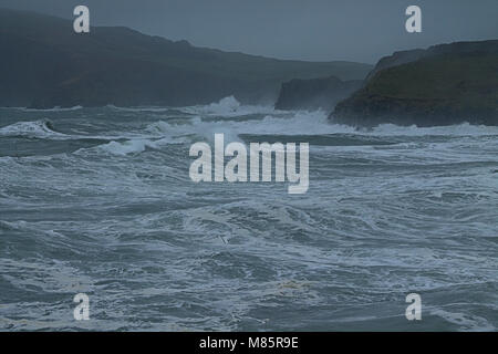 Sandy Cove, Castletownshend, West Cork, Irlande. 14 mars, 2018. Des vagues énormes batter la côte, tirée par des coups de vent. Credit : aphperspective/Alamy Live News Banque D'Images