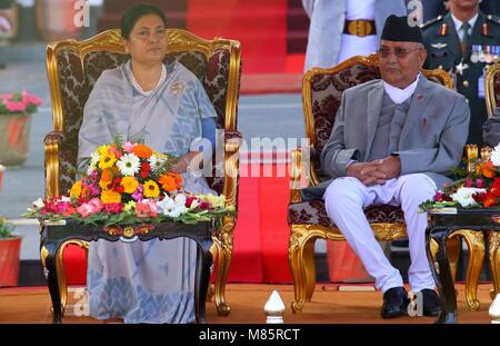 (180315) -- KATMANDOU, 15 mars 2018 (Xinhua) -- Le président du Népal Bidhya Devi Bhandari (L) et le premier ministre KP Sharma Oli (R) parler après la cérémonie au serment bureau présidentiel à Katmandou, Népal, mars 14,2018. Bidhya Devi Bhandari a été réélu en tant que président du Népal pour un deuxième mandat par le biais d'un vote du Parlement européen le mardi.(Xinhua/Sunil Sharma) Banque D'Images