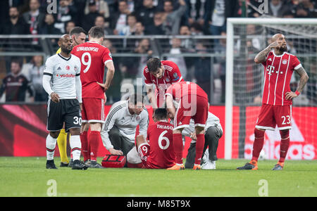 14 mars 2018, la Turquie, Istanbul : Football, Ligue des Champions, tour de 16 ans, Besiktas Istanbul vs Bayern Munich, au parc de Munich : Vodafone Thiago est pris en charge après une faute. Photo : Sven Hoppe/dpa Banque D'Images