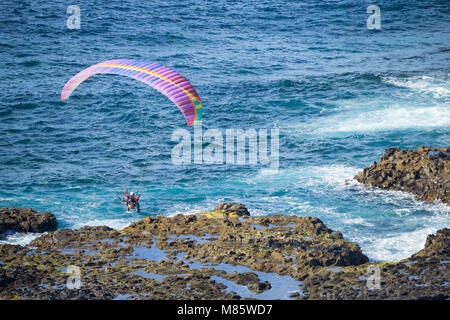 Las Palmas, Gran Canaria, Îles Canaries, Espagne. 14 mars, 2018. Parapente motorisé volant au-dessus de l'océan Atlantique à partir de la falaise retirer près de Las Palmas, la capitale de Gran Canaria, sous un soleil radieux. Credit : ALAN DAWSON/Alamy Live News Banque D'Images