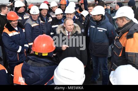 Le président russe Vladimir Poutine parle avec des travailleurs lors d'une tournée de la route-rail pont reliant la Crimée à la Russie continentale le 14 mars 2018 près de Kertch, en Crimée. Le pont fait partie de la stratégie d'achèvement de l'annexion de la Crimée Banque D'Images