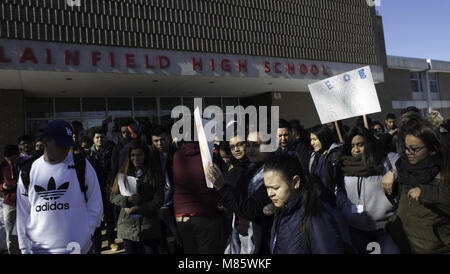 Plainfield, New Jersey, USA. 14Th Mar, 2018. Débrayage ÉTUDIANT NATIONAL Plainfield high school students in Plainfield New Jersey participer à une grève nationale dans l'école pour protester contre la violence armée et pour marquer un mois depuis la prise de masse dans un parc, en Floride, l'école secondaire. 1500 Plainfield des élèves du secondaire ont participé à la manifestation, ont dit. Crédit : Brian/Branch-Price ZUMA Wire/Alamy Live News Banque D'Images