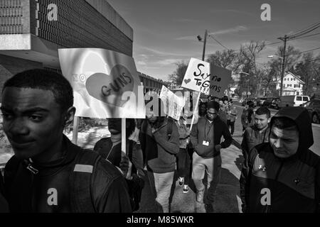 Plainfield, New Jersey, USA. 14Th Mar, 2018. Débrayage ÉTUDIANT NATIONAL Plainfield high school students in Plainfield New Jersey participer à une grève nationale dans l'école pour protester contre la violence armée et pour marquer un mois depuis la prise de masse dans un parc, en Floride, l'école secondaire. 1500 Plainfield des élèves du secondaire ont participé à la manifestation, ont dit. Crédit : Brian/Branch-Price ZUMA Wire/Alamy Live News Banque D'Images