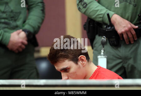 Ft. Lauderdale, FL, USA. 14Th Mar, 2018. Nikolas Cruz est interpellé à le Broward County Courthouse à Fort Lauderdale le mercredi 14 mars, 2018. Cruz est accusé d'avoir ouvert le feu à l'école secondaire Marjory Stoneman Douglas dans un parc le 14 février, tuant 17 étudiants et adultes. Beth Amy Bennett, South Florida Sun Sentinel, Pool Crédit : Sun-Sentinel/ZUMA/Alamy Fil Live News Banque D'Images