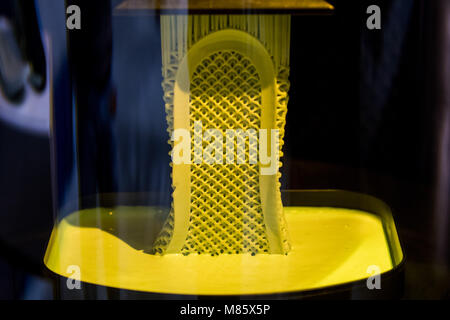 14 mars 2018, l'Allemagne, Herzogenaurach : Un seul adidas dans une imprimante 3D est exposée à la conférence de presse des résultats annuels d'adidas AG. Photo : Daniel Karmann/dpa Banque D'Images